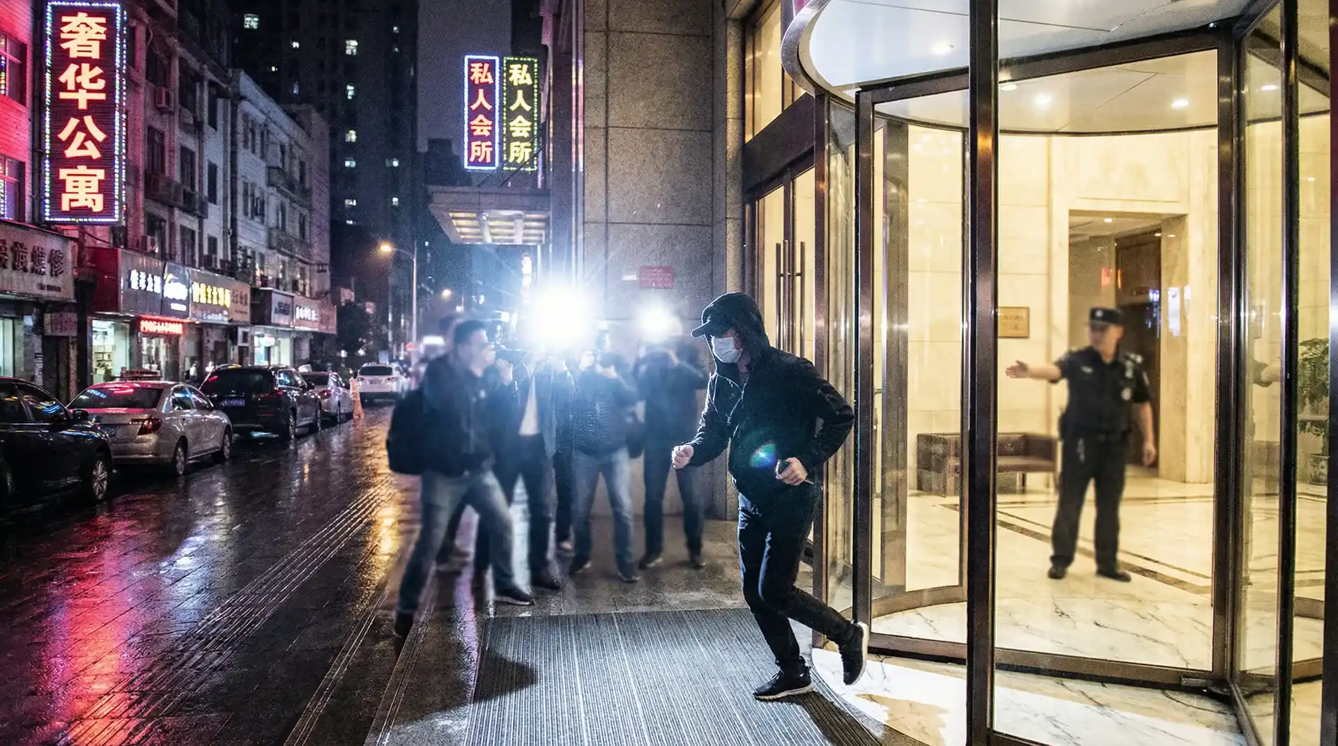 91吃瓜 - 明星被记者围堵闪光灯下